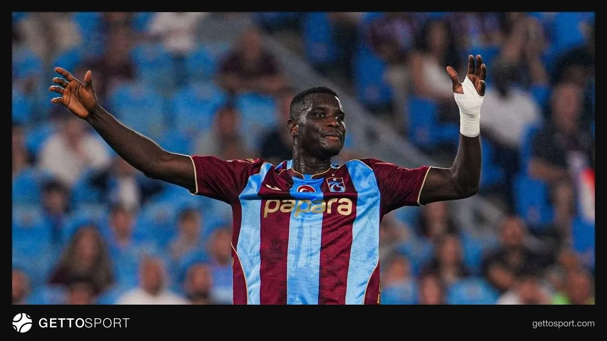 Paul Onuachu sakatlık sonrası kenarda otururken takım doktorlarıyla konuşuyor