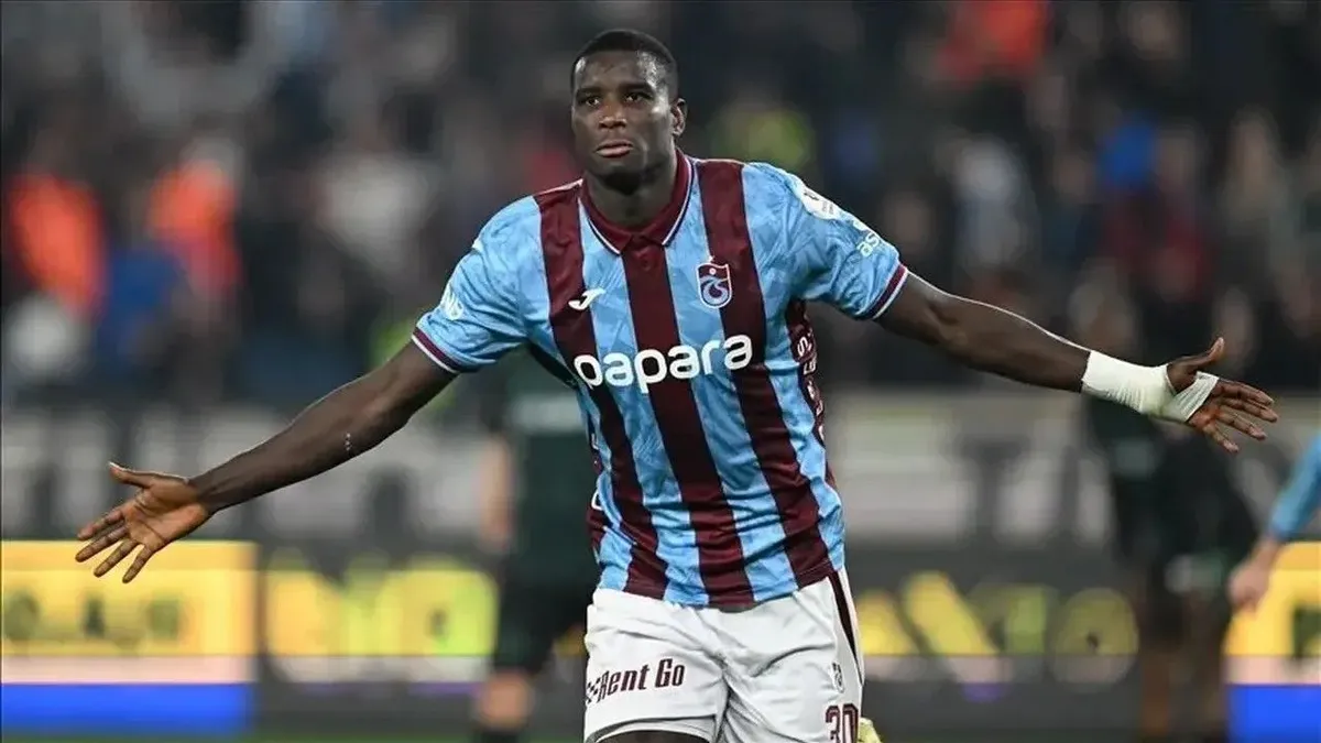 Trabzonspor futbolcuları antrenmanda; Onuachu takım elbisesiyle