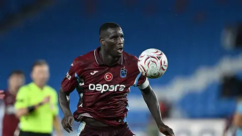 Paul Onuachu maç öncesinde antrenmanda top kontrolü yaparken