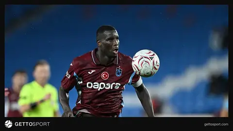Paul Onuachu maç öncesinde antrenmanda top kontrolü yaparken