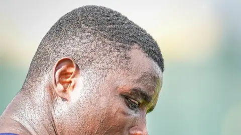 Thomas Reis ile Paul Onuachu soyunma odasında konuşurken