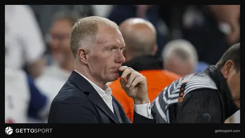 Paul Scholes mikrofon önünde konuşurken ve Manchester United forması