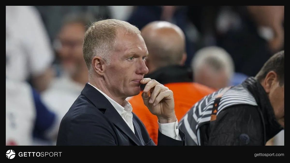 Paul Scholes mikrofon önünde konuşurken ve Manchester United forması