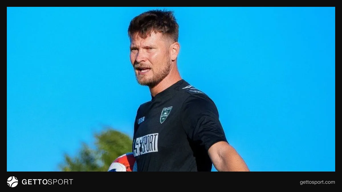 Pavel Dreksa mikrofon qarşısında müsahibə verərkən