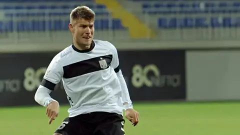 Pavel Dreksa müsahibədə danışarkən və ya Neftçi futbolçuları meydanda