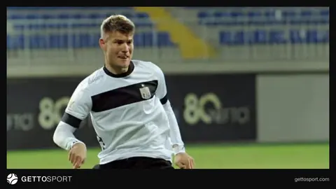 Pavel Dreksa müsahibədə danışarkən və ya Neftçi futbolçuları meydanda