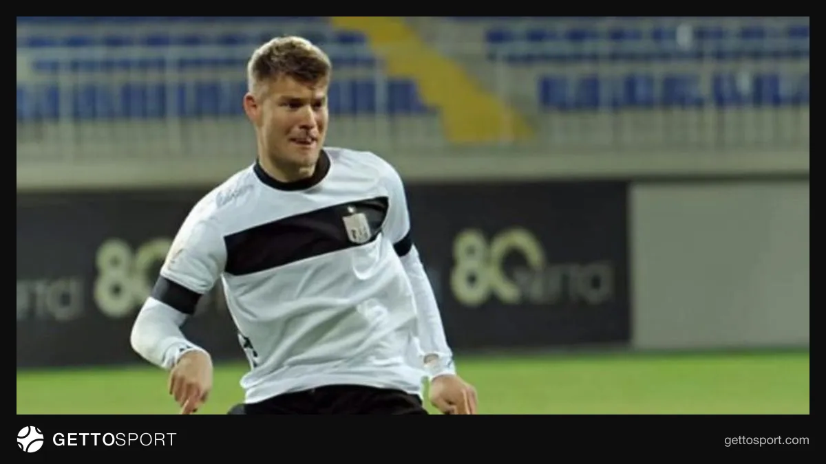 Pavel Dreksa müsahibədə danışarkən və ya Neftçi futbolçuları meydanda