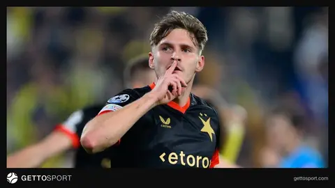 Pavel Kacor gol sevincini yaşarken, Kadıköy'de tribünler arka planda