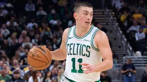 Payton Pritchard Celtics formasını giyerken saha içinde top sürüyor