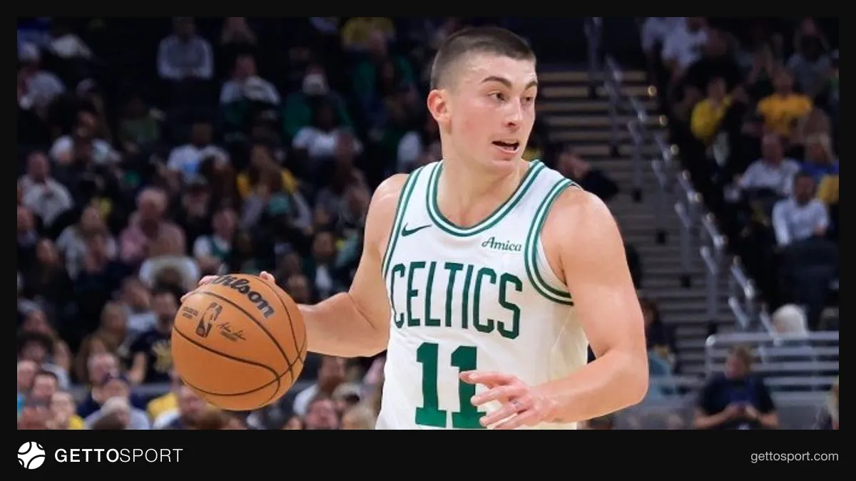 Payton Pritchard Celtics formasını giyerken saha içinde top sürüyor