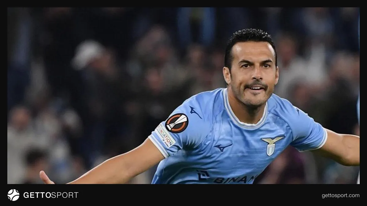 Pedro qapıya doğru top sürür, tribunada azarkeşlər