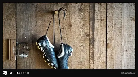Pedro Rodriges futbol forması ilə meydanda son oyuna hazırlaşır