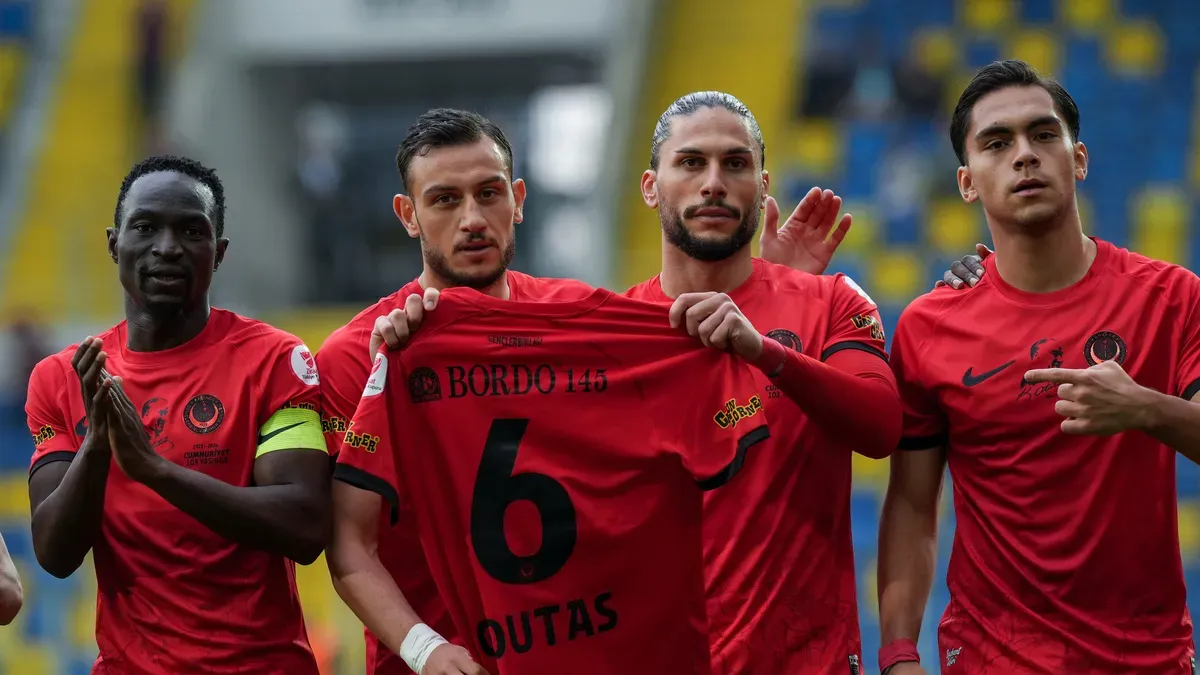 Pedro Mendes gol sonrası Goutas formasıyla tribünlere jest yapıyor