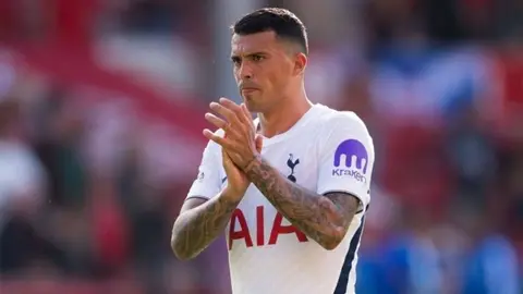 Pedro Porro Tottenham formasıyla top sürüyor