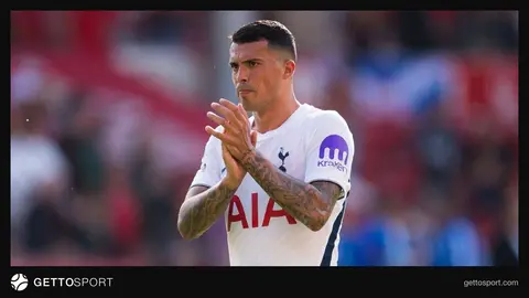 Pedro Porro Tottenham formasıyla sahada top sürüyor