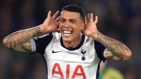 Pedro Porro topa doğru qaçır, Tottenhem forması