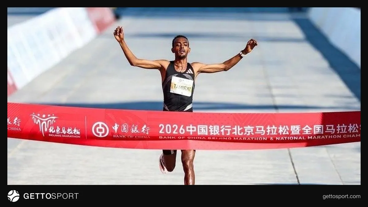 Pekin Maratonu'nda finiş çizgisini geçen atletler ve Olimpiyat Parkı