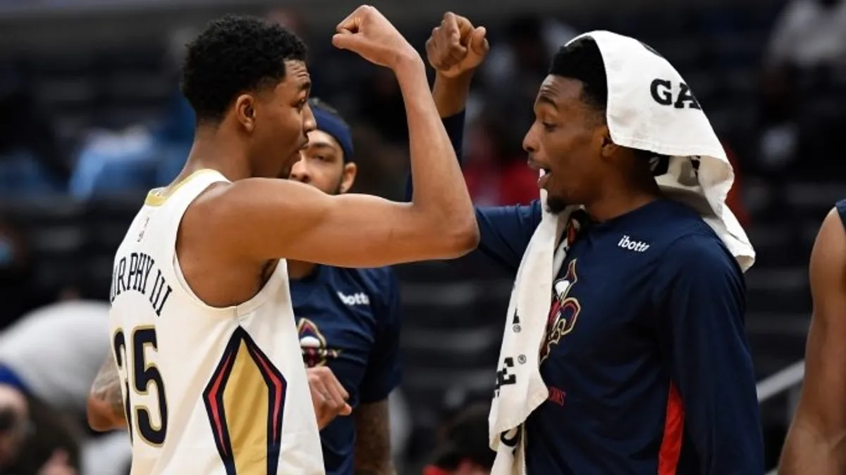 New Orleans Pelicans formasıyla Trey Murphy ve Herb Jones saha görüntüleri
