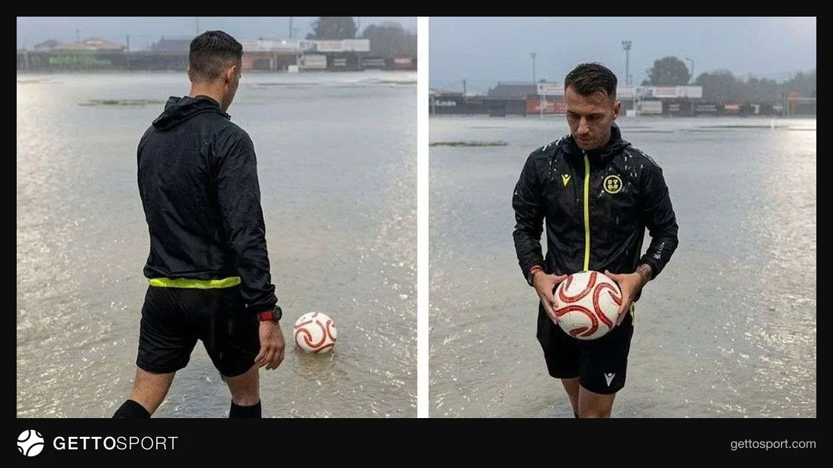 Su birikintileriyle kaplı futbol sahasında hakem ve topun kontrol edilmesi