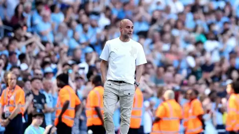 Pep Guardiola Etihad stadionunda tribunada oturub