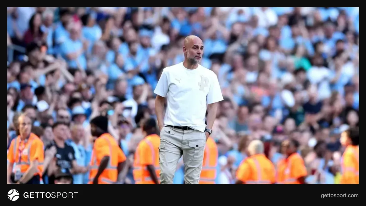 Pep Guardiola Etihad stadionunda tribunada oturub