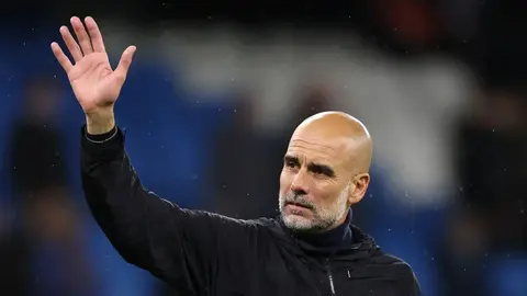 Pep Qvardiola Etihad stadionunda tribunada oturub