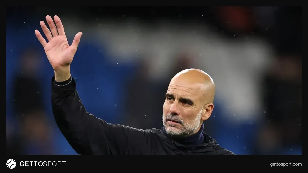 Pep Qvardiola Etihad stadionunda tribunada oturub