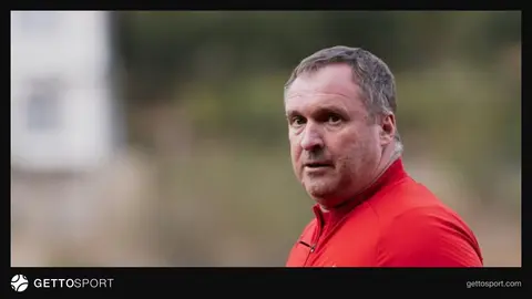 Denis Pervuşin mətbuat konfransında danışır