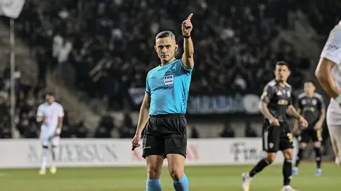Hakimlər stadion kənarında görüş üçün hazırlaşırlar