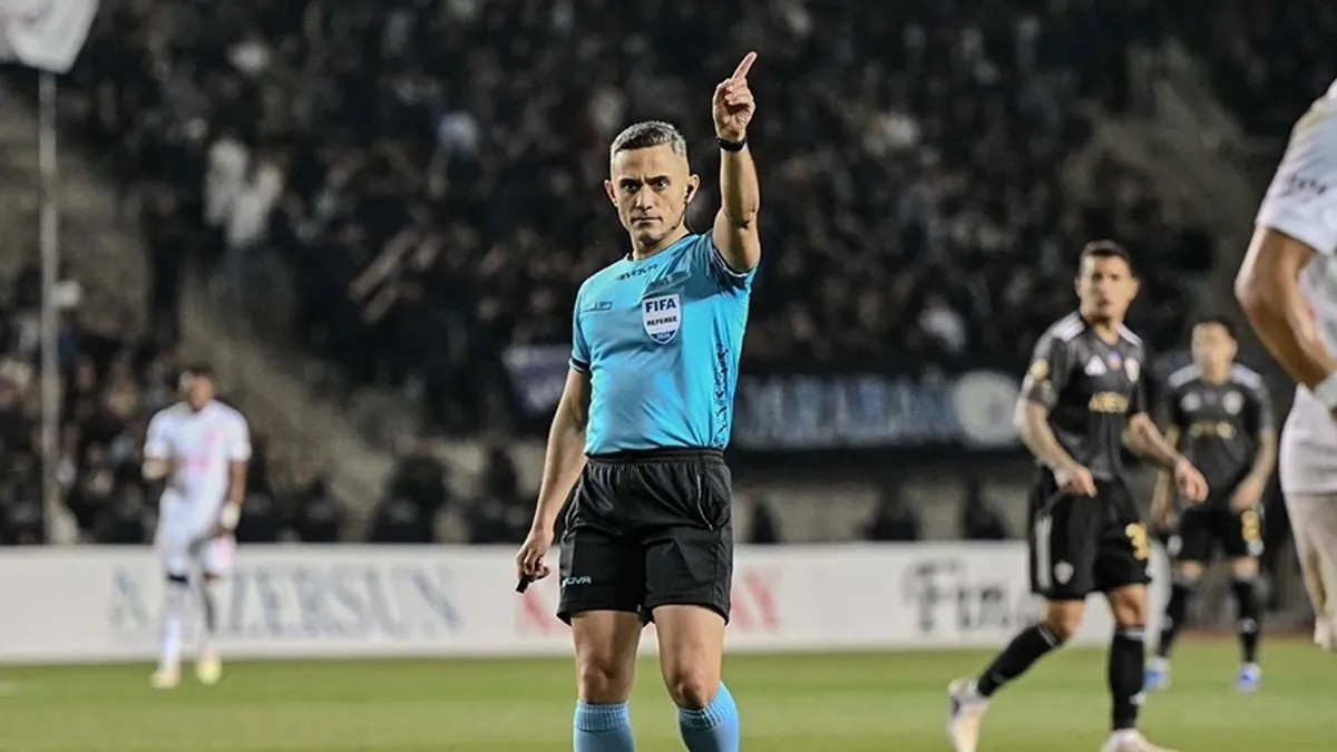 Hakimlər stadion kənarında görüş üçün hazırlaşırlar