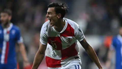 Petar Musa Dallas forması ilə topa hücum edir