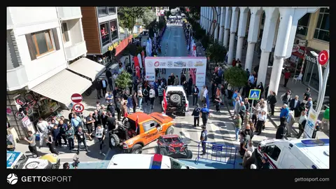 Karasu Cumhuriyet Caddesi önünde offroad araçlarının seremonik start anı
