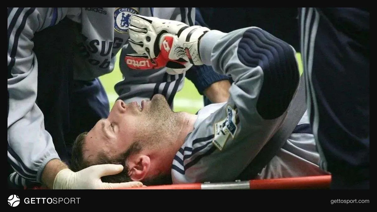 Petr Cech kaskıyla basın açıklaması yapıyor veya sosyal medya paylaşımı
