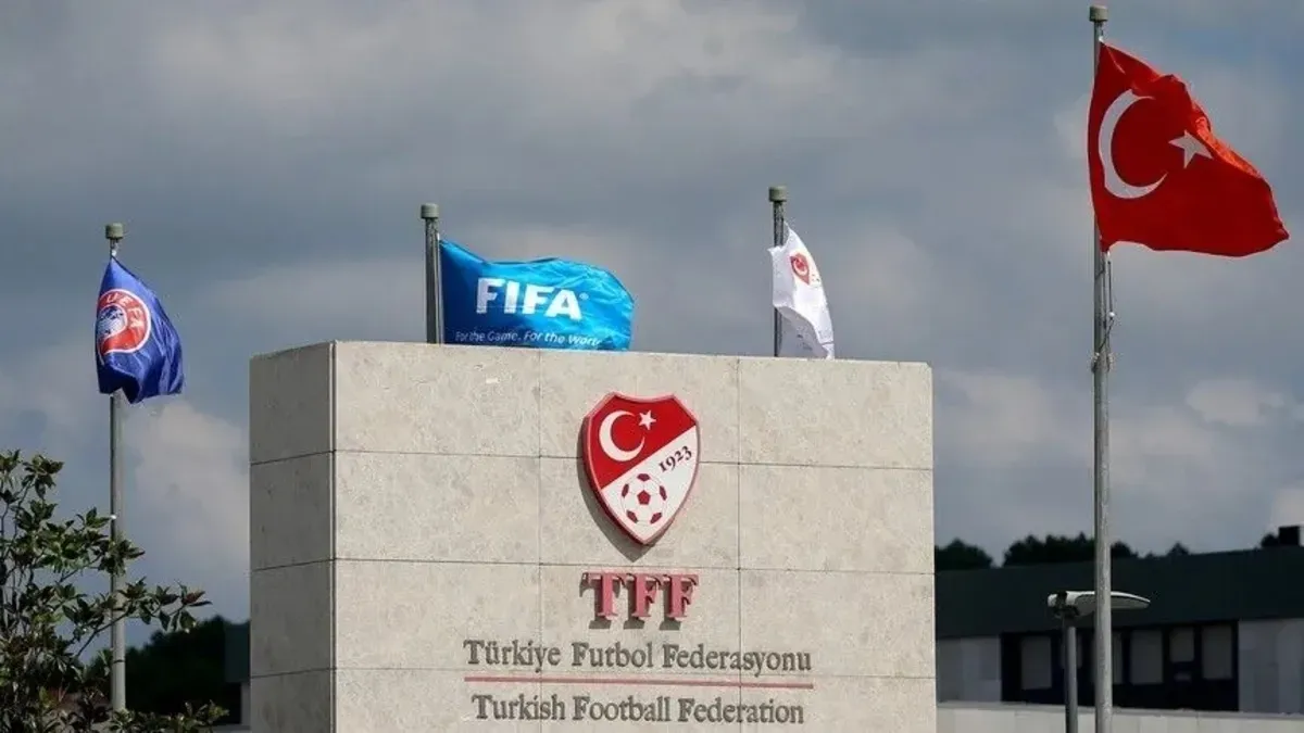 PFDK yetkilileri ve kulüp temsilcileri, disiplin cezalarını gösteren belge