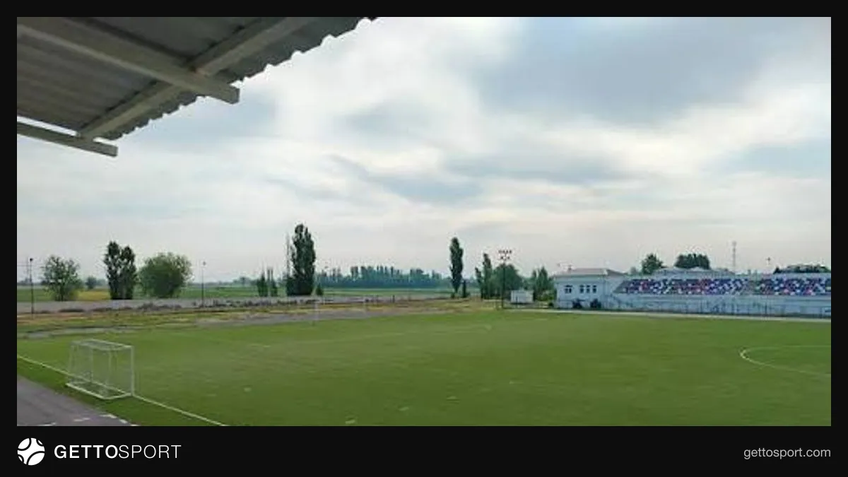 Futbol hakimləri stadion kənarında görüşmə zamanı