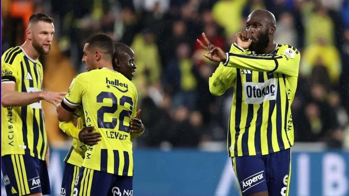 Philippe Albert konuşurken ve Romelu Lukaku Fenerbahçe formasıyla sahada