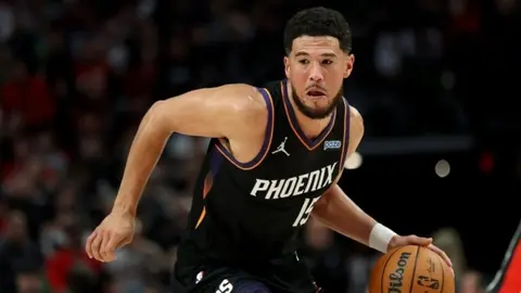 Phoenix Suns soyunma odasında tartışan oyuncular ve koç