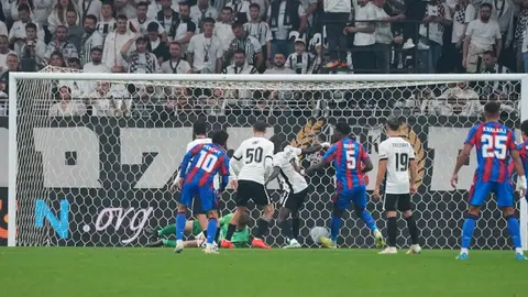 Pierre Sage maç düşünceli sahada konuşuyor, arka planda oyuncular