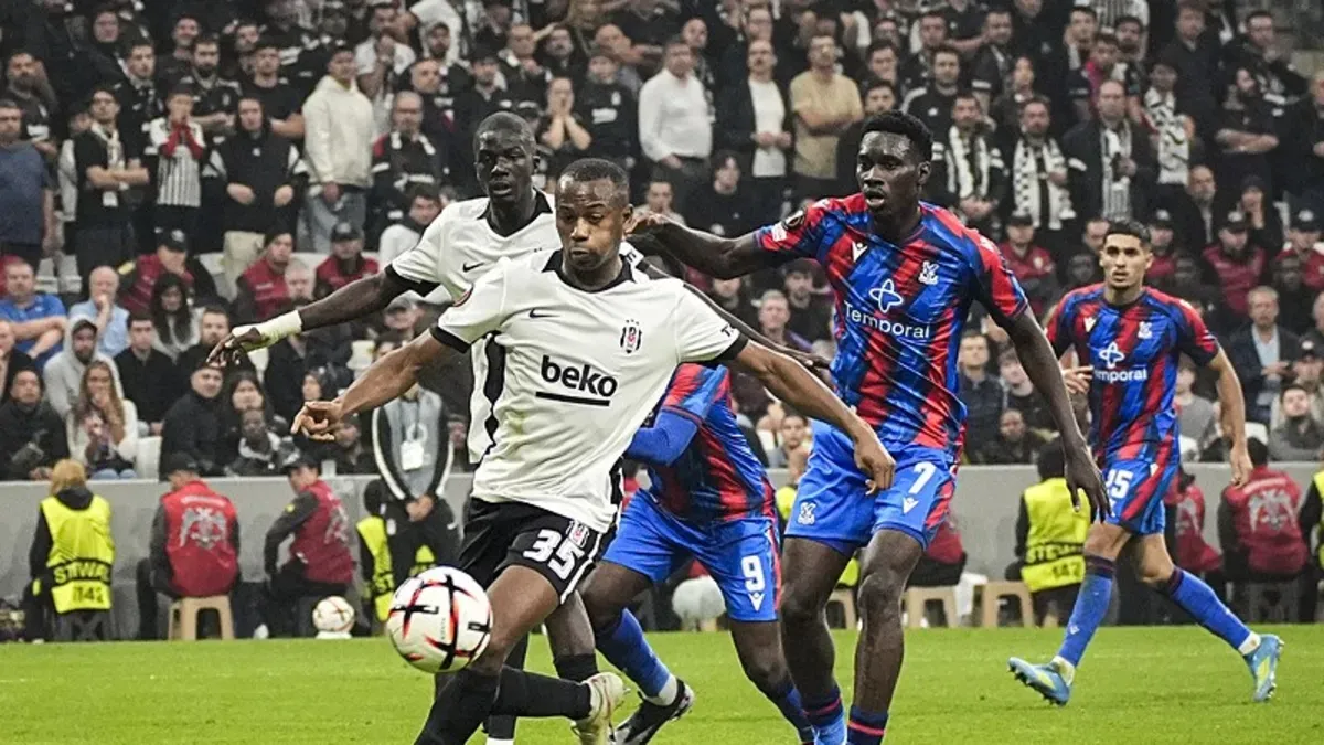 Pierre Sage ve Crystal Palace oyuncuları maç sırasında düşünceli görüntü
