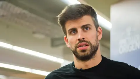 Jerar Pike telefonla TikTok videosu çəkir, fonunda stadion təsviri