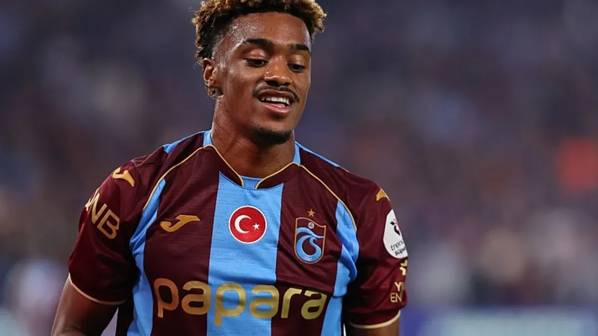 Trabzonspor formasıyla Pina topu uzaklaştırırken