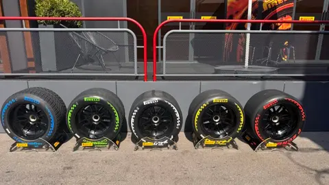 Pirelli təkər nümayəndəsi Dario Marrafuski açıqlama verərkən