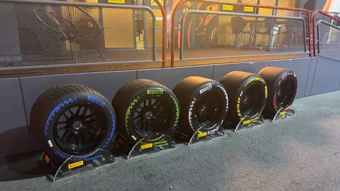 Pirelli loqosu və Formula 1 təkərləri Ostin trasunda
