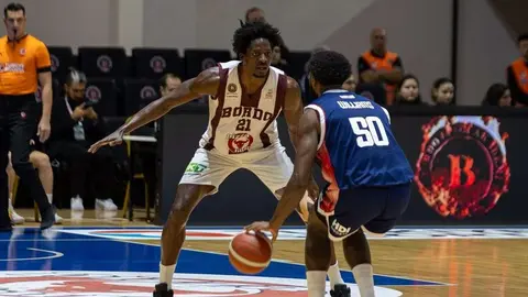 Pizzabulls Bordo Bandırma oyuncuları sayı sevinci maçtan bir kare