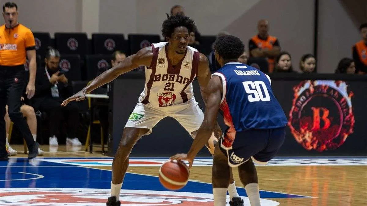 Pizzabulls Bordo Bandırma oyuncuları sayı sevinci maçtan bir kare
