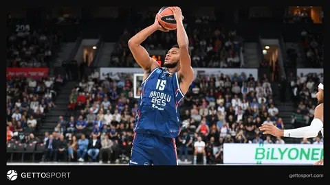 PJ Dozier formasıyla top sürerken, Anadolu Efes logosu