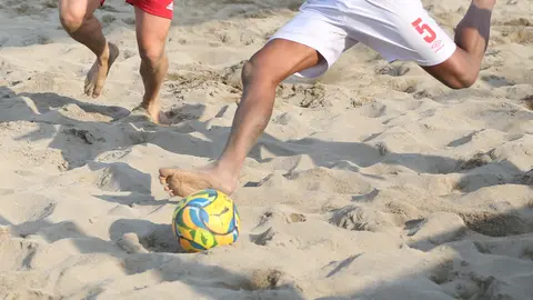 Alanya plajında plaj futbolu sahası ve hazırlık yapan sporcular