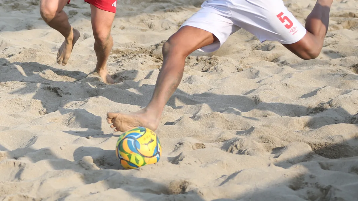 Alanya plajında plaj futbolu sahası ve hazırlık yapan sporcular