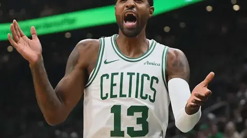 Pol Corc Boston Seltiks forması ilə topu ötürür
