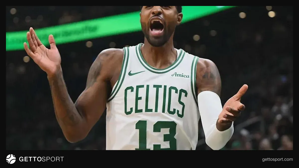 Pol Corc Boston Seltiks forması ilə topu ötürür